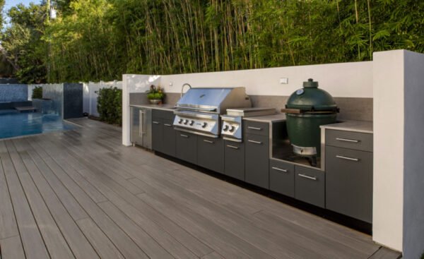 Benefits of an outdoor kitchen on composite decking