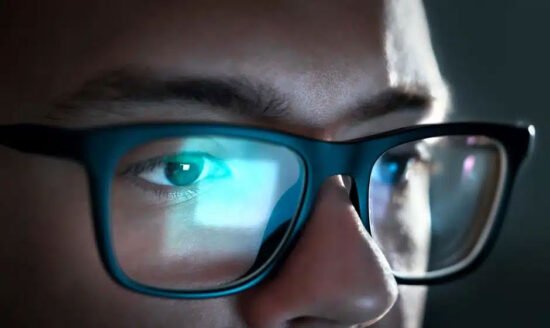 The Benefits of Wearing Blue Light Blocking Glasses for Digital Device Users